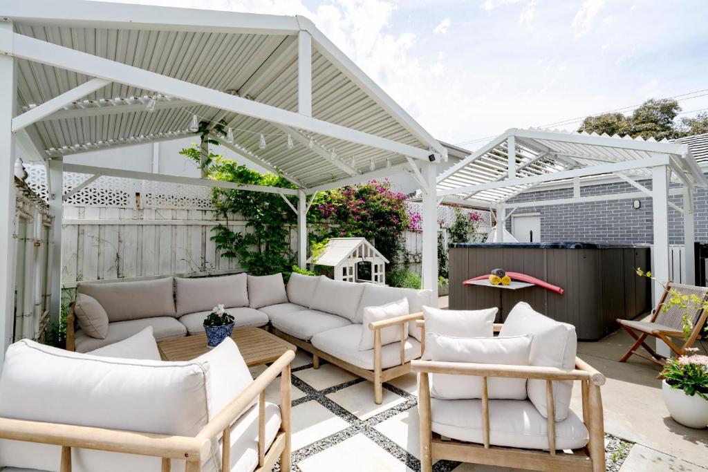 Spacious Hamptons-style home with heated pool, Saint Leonards