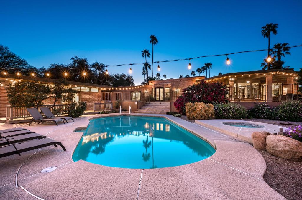 Grand Camelback views home with jacuzzi and pool., Phoenix