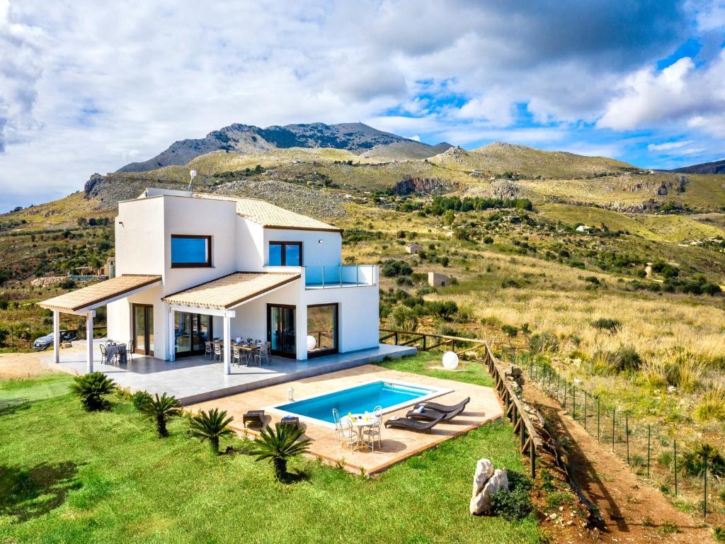 Elegant villa with private pool and sea view - 3