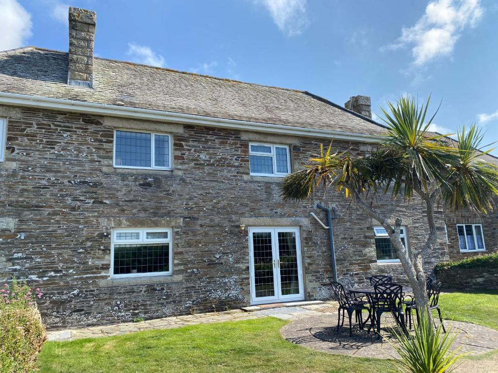 WALK TO THE BEACH, spacious cottage with sea views, Saint Merryn