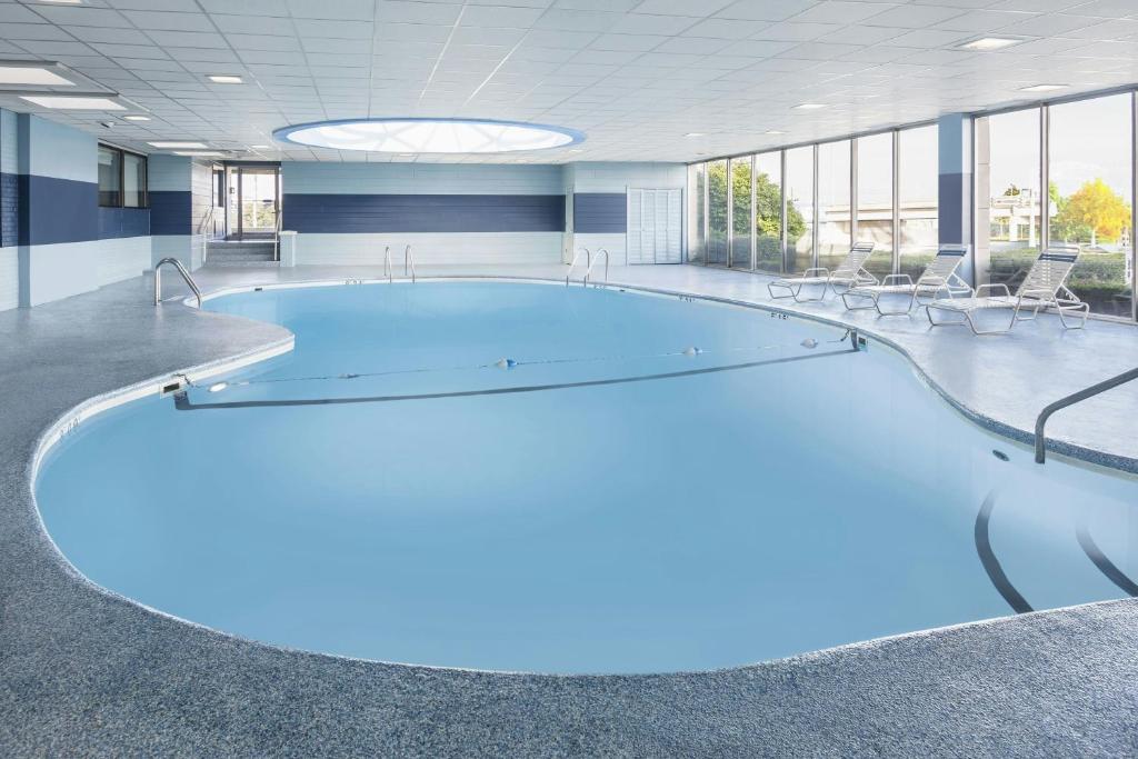 Royle Hotel Milwaukee Airport スイミングプール