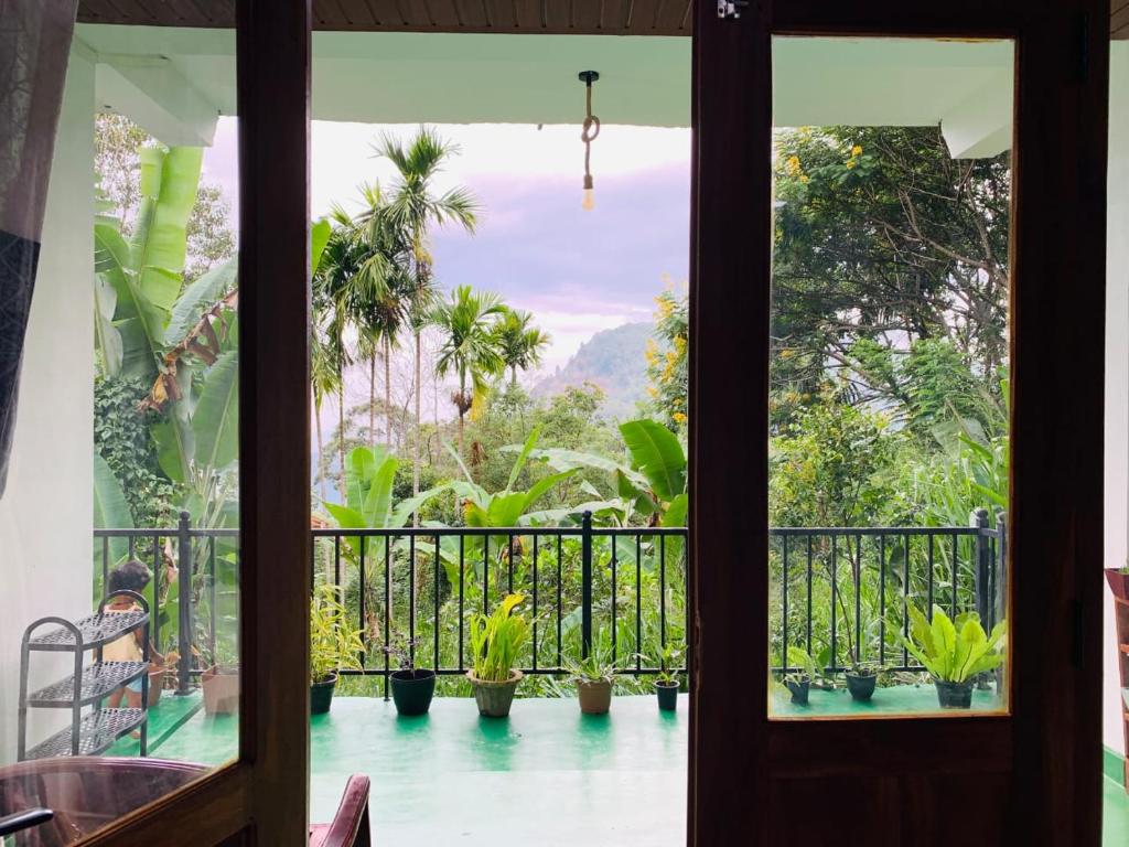 Nest & Nook Ella, Ella