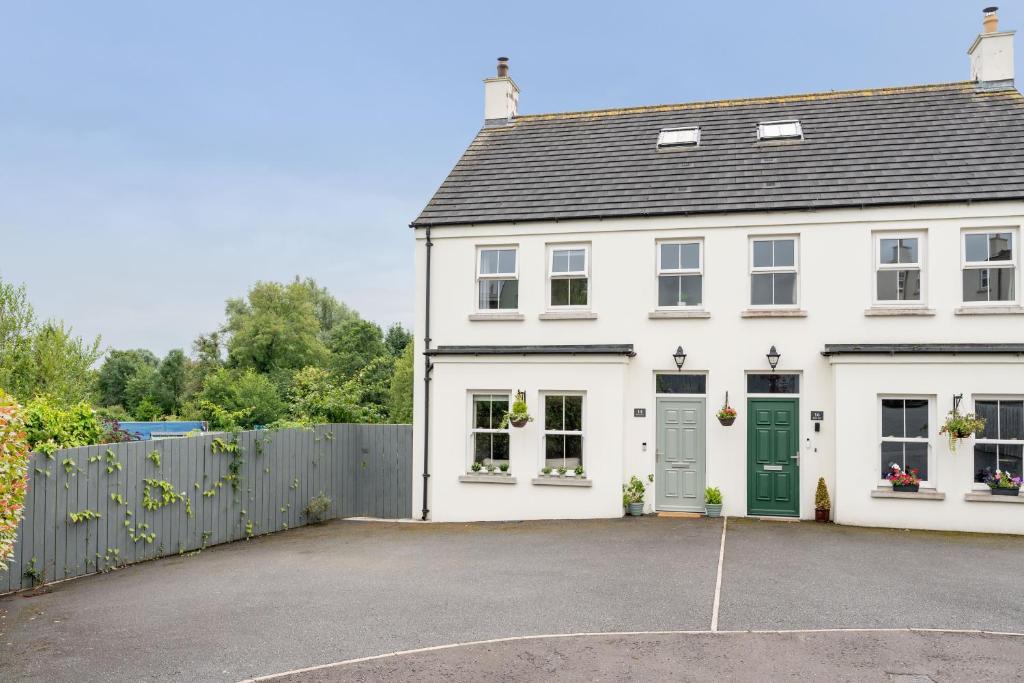 Gardenview Manor, Moy