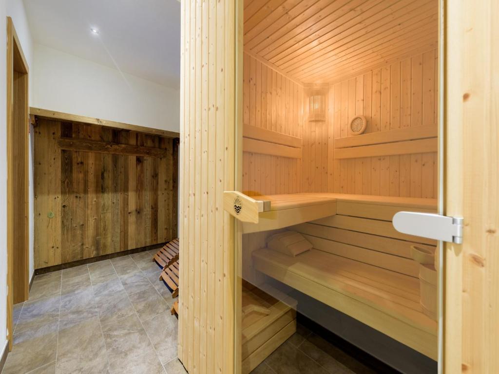 Chalet in Alpendorf near Ski Slopes - 4