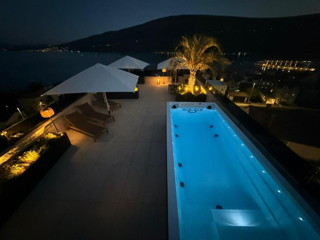 Penthouse Apartment mit Meerblick in der Bucht von Kotor mit Pool Area- 400m bis zum Strand, Kravlja