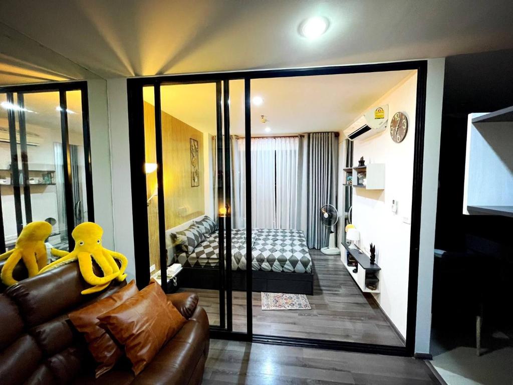 Octopus Suite on HighRise, Skytrain, Fast Wifi and AC, Amphoe Phra Khanong