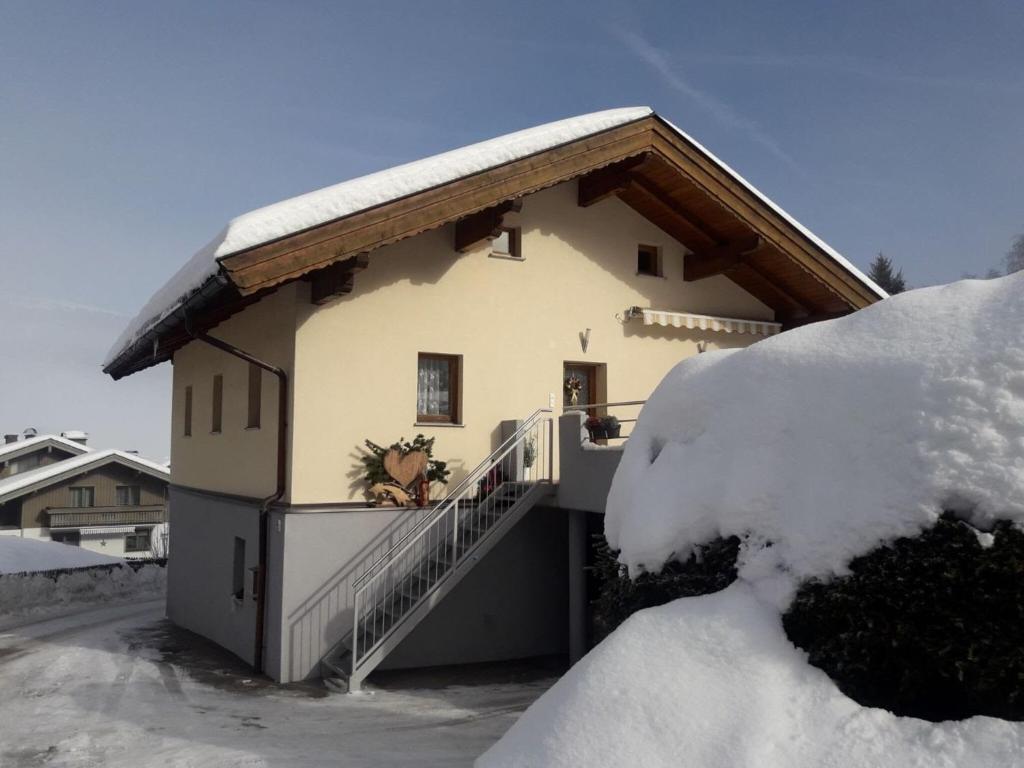 Apartment in Niedernsill near Ski Slopes, Niedernsill