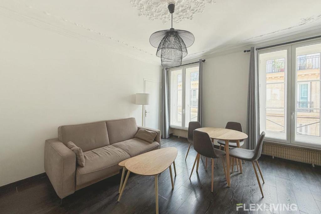 Elegant 2-Bedroom Apartment in the Heart of Paris’ 8th Arrondissement, Paris