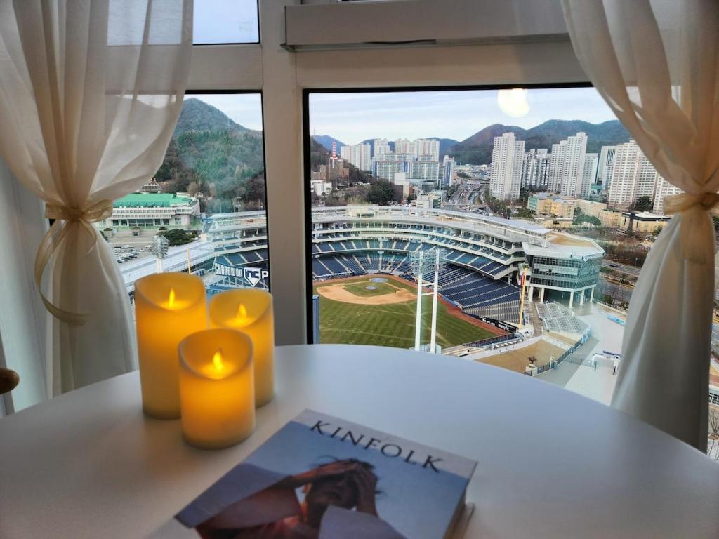 Baseball field and skyscraper city view from the window #NC Park 1 minute away#Hotel bedding#Cleanliness is the best #Smart TV, Čchangwon