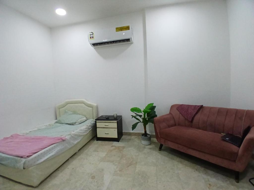Room with private bathroom in a flat, Maskat