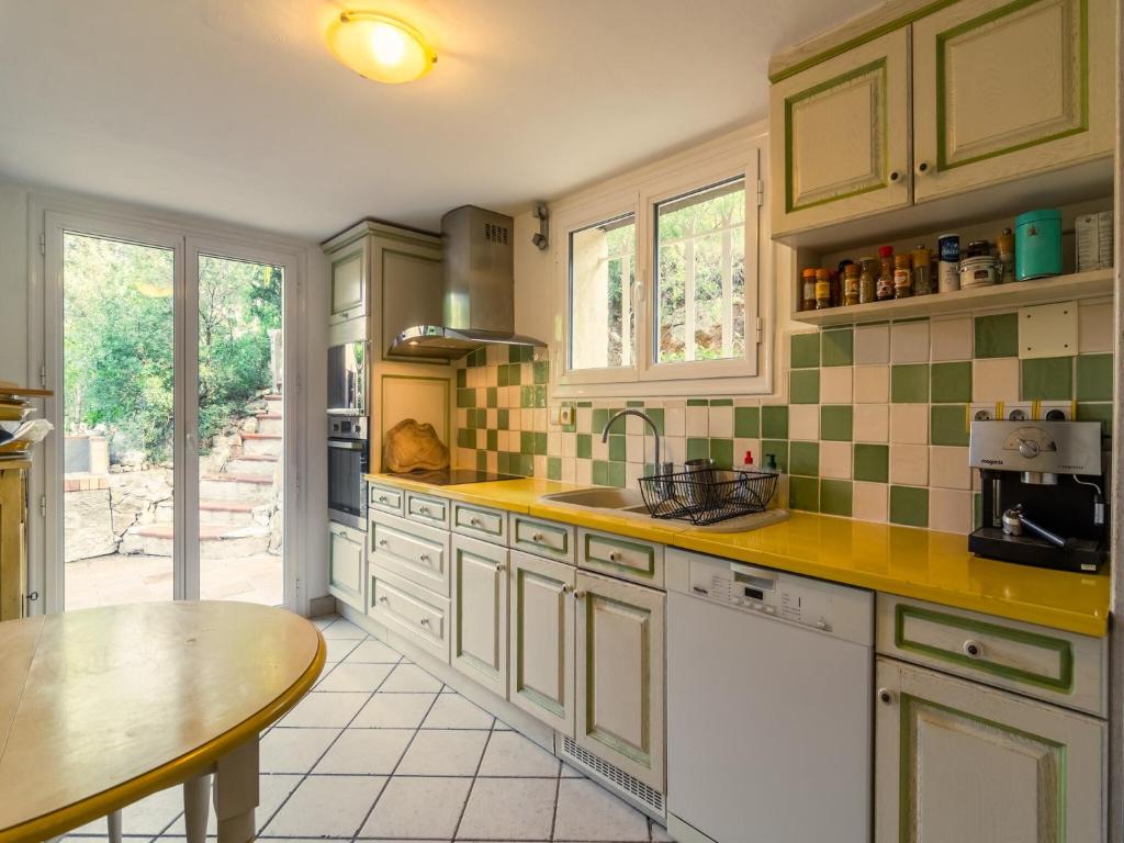 Villa in Hyères near Beach & Pool - 5