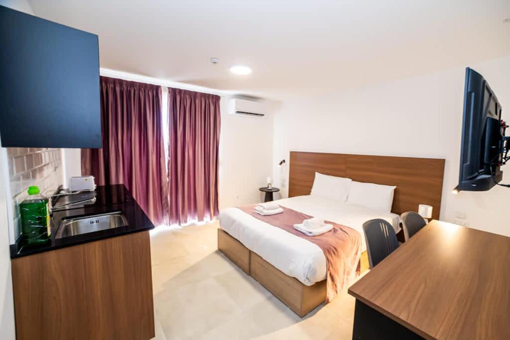 Bright & Cozy Studio - by HostMT, St Paul's Bay