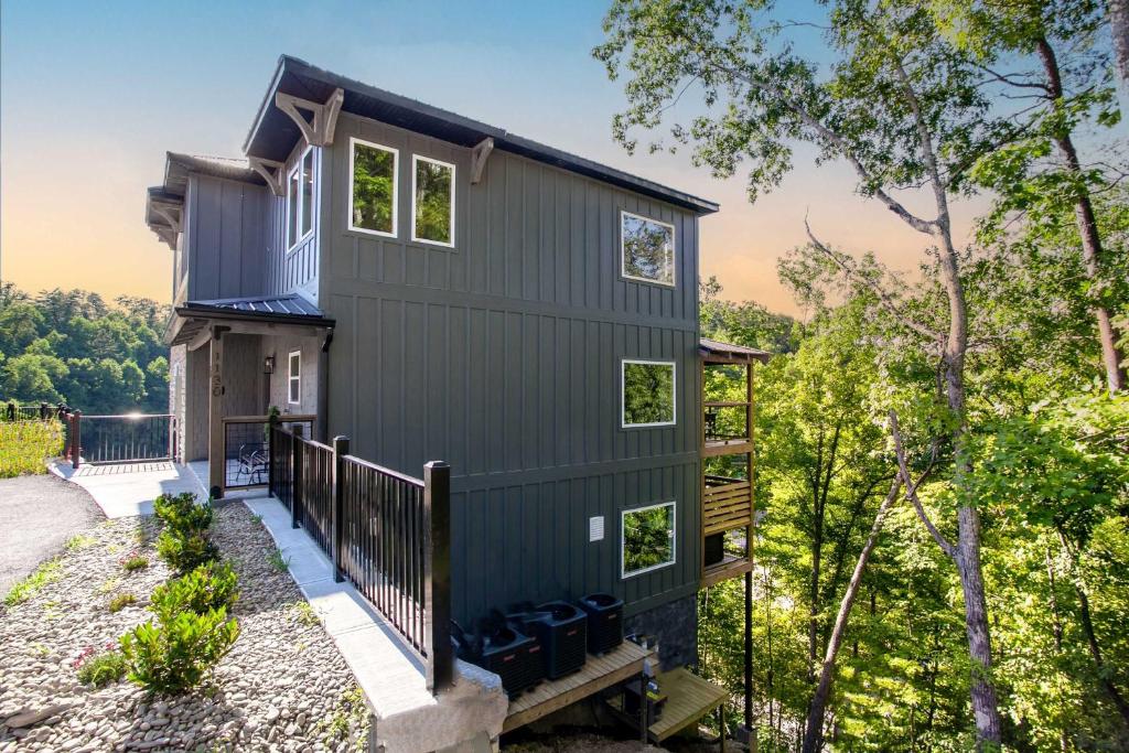 Dollywood Retreat with Hot Tub Indoor Pool & Game Room - Sleeps 11, Pigeon Forge