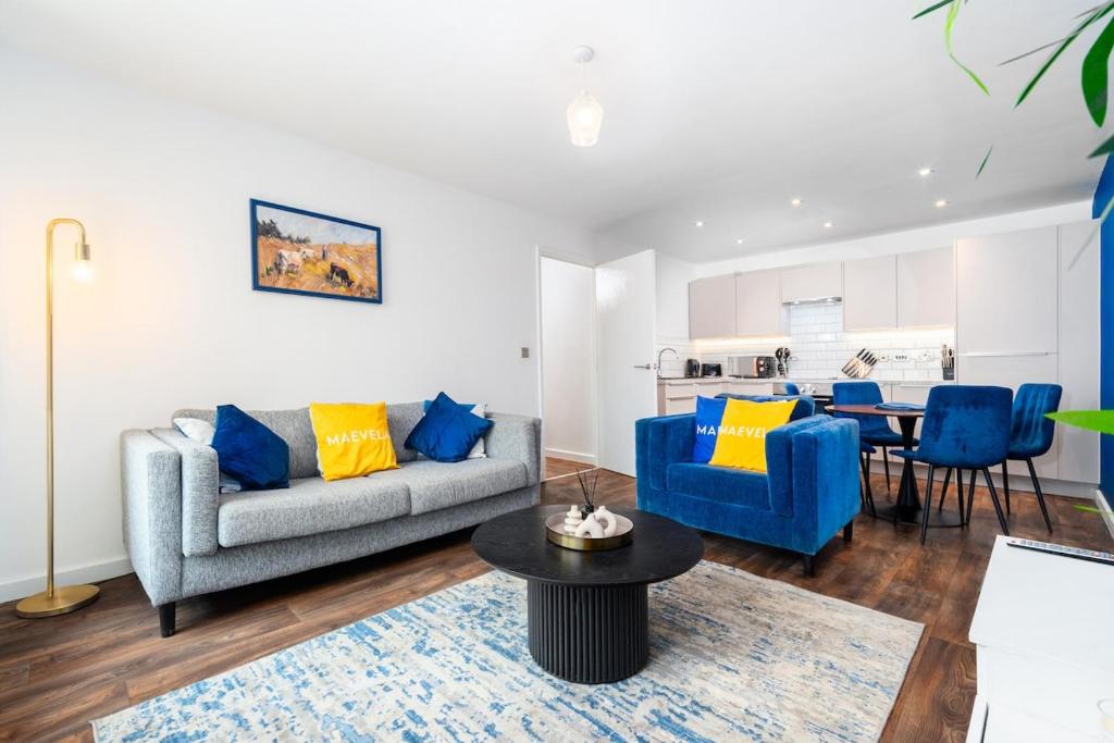 Cosy 2 Bedroom New Build Apartment in Digbeth, Birmingham City Centre - En-Suite & FREE Street Parking - Smart TV's on each Bedroom Wall, Birmingham