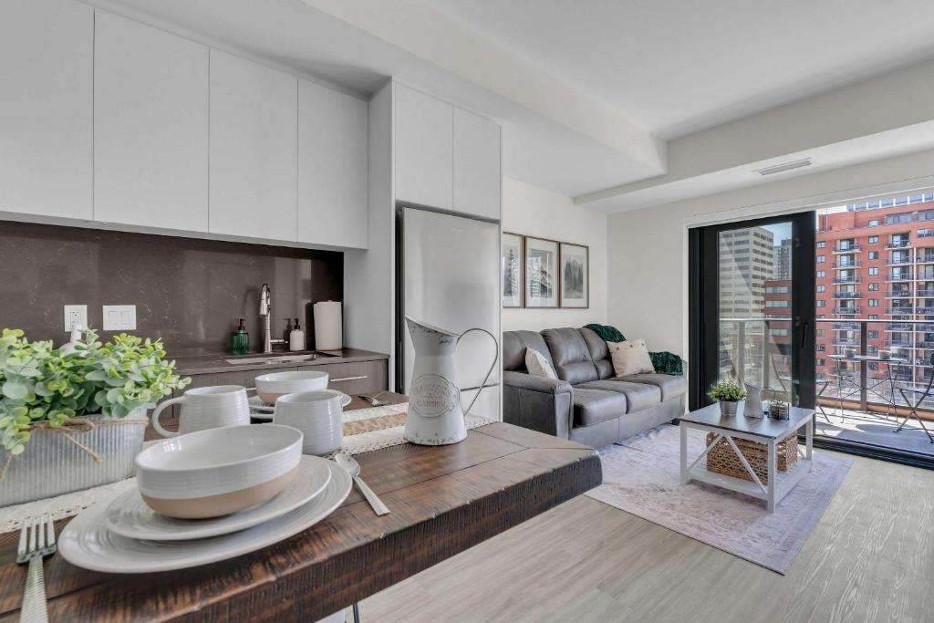 Whispering Pines Retreat DT Getaway & Skyline Views, Calgary