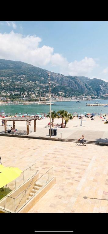 Les nereides bord de mer calme lumineux parking - 2