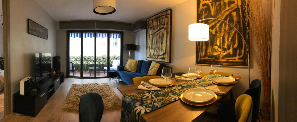 Trendy apartment with 2 bedrooms,2 full bathrooms,500m from the centre, private secure parking, Cannes