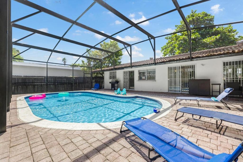 New 4BRM in Miami w POOL Arcade Massage Chair, South Miami Heights