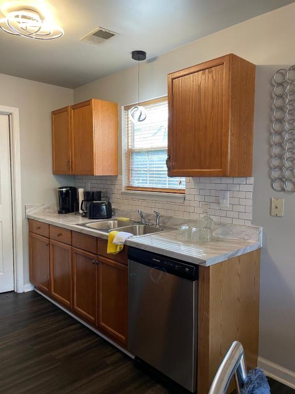 Nice & Cozy Central Location 10 minutes from Downtown Nashville, Nashville