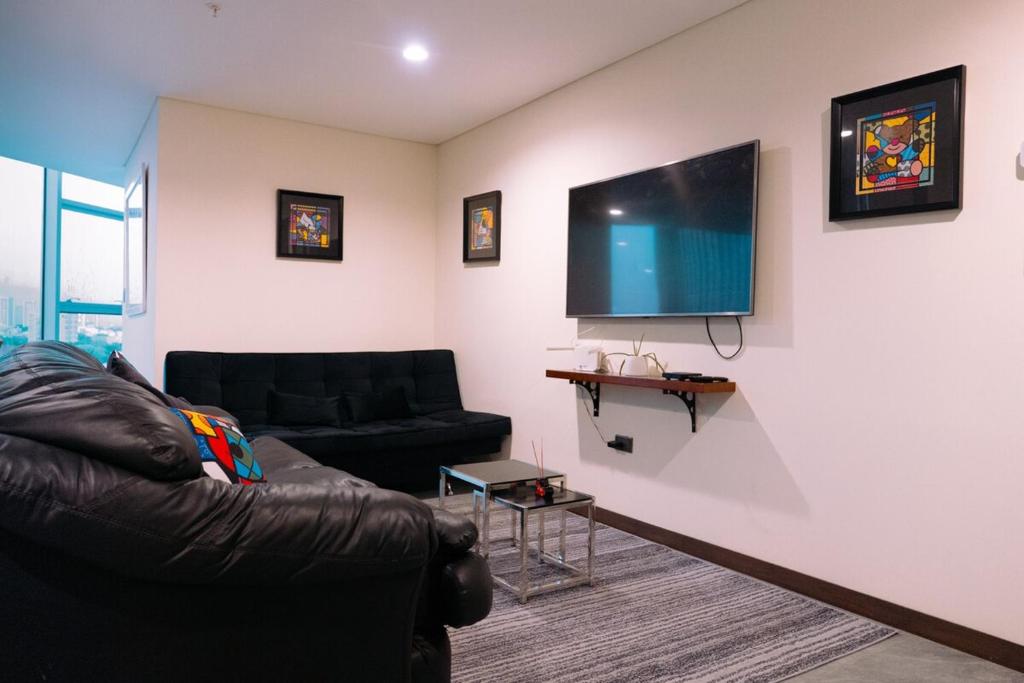 POX - The world of Romero Brito in the Green Tower - 3