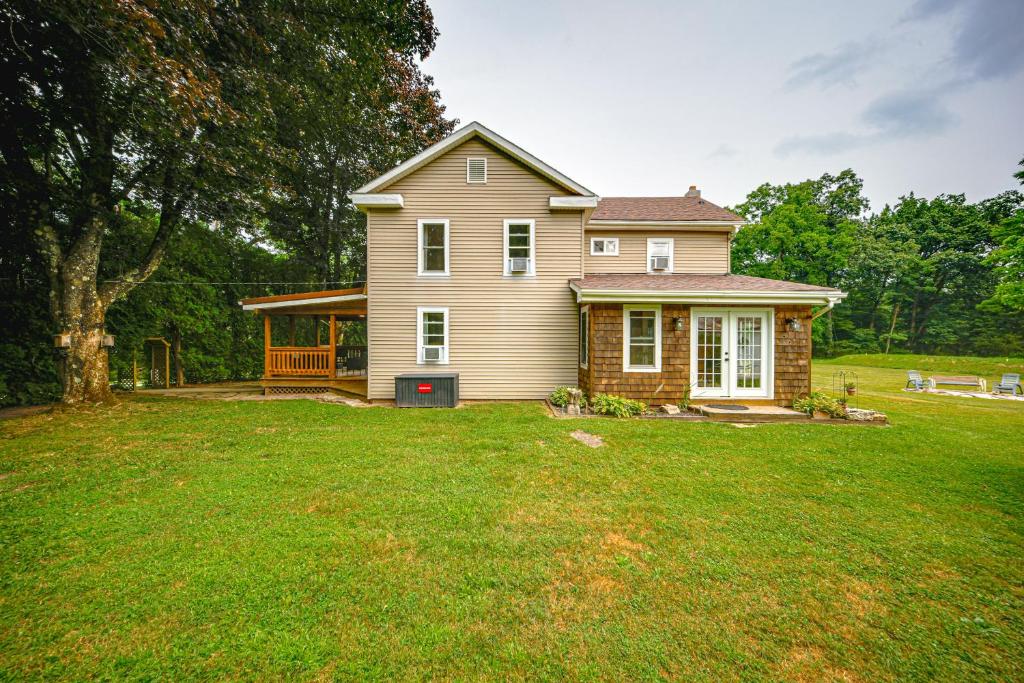 15 Mi to Penn State Hideaway with Fire Pit!, Bellefonte