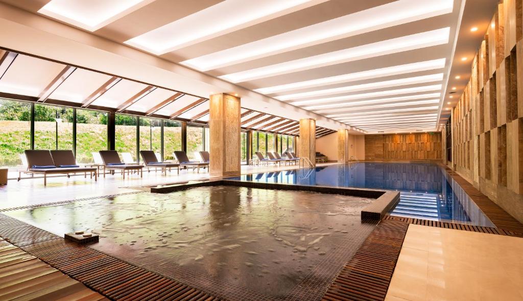 Radisson Blu Hotel, Yerevan スイミングプール