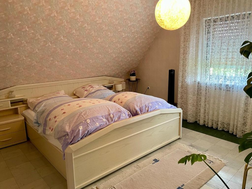 Spacious 3BR House with 2 Parking Spaces & Garden - 4