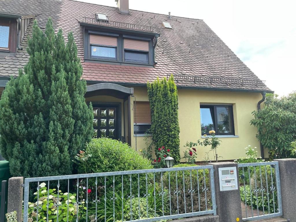 Spacious 3BR House with 2 Parking Spaces & Garden - 2
