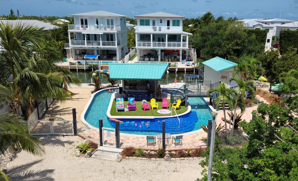 Private Lazy River Pool, 4-bed house, & dock, Marathon