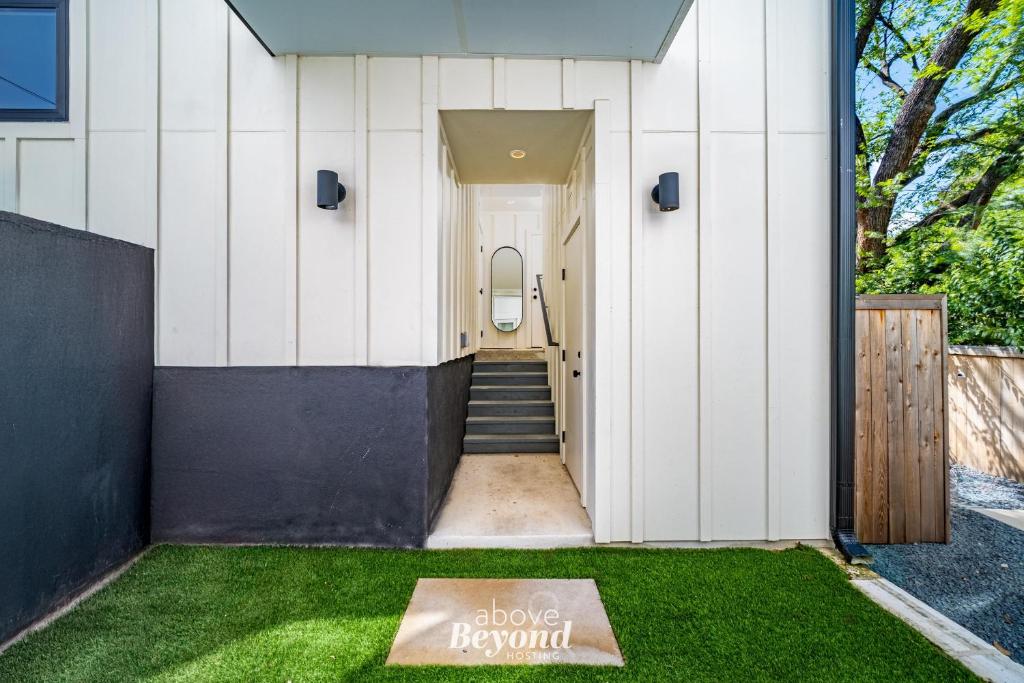 Kiki in the City, Austin