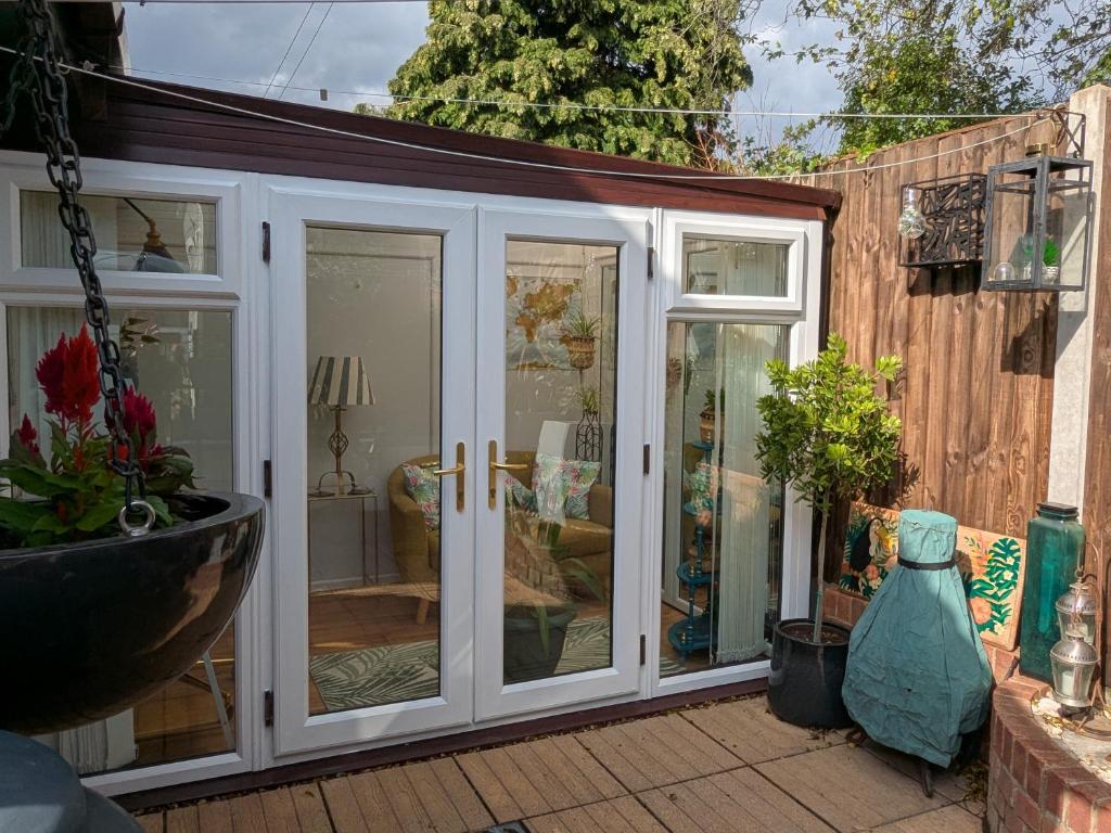 Airy Coastal Courtyard House photo 5