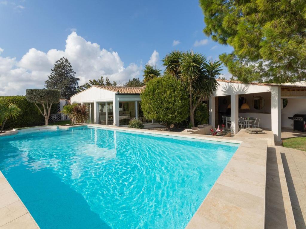 Magnificent villa with private pool - 1