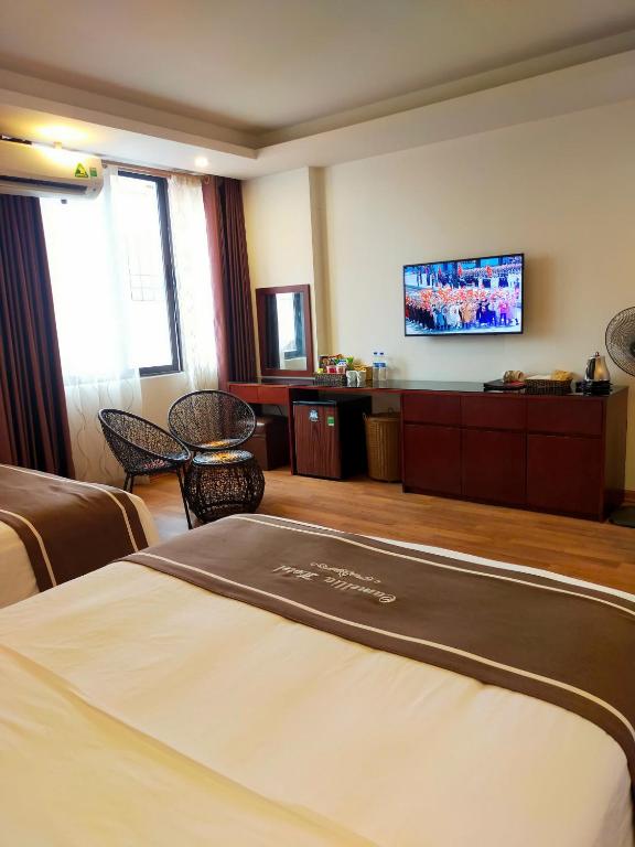 Shared lounge/TV area