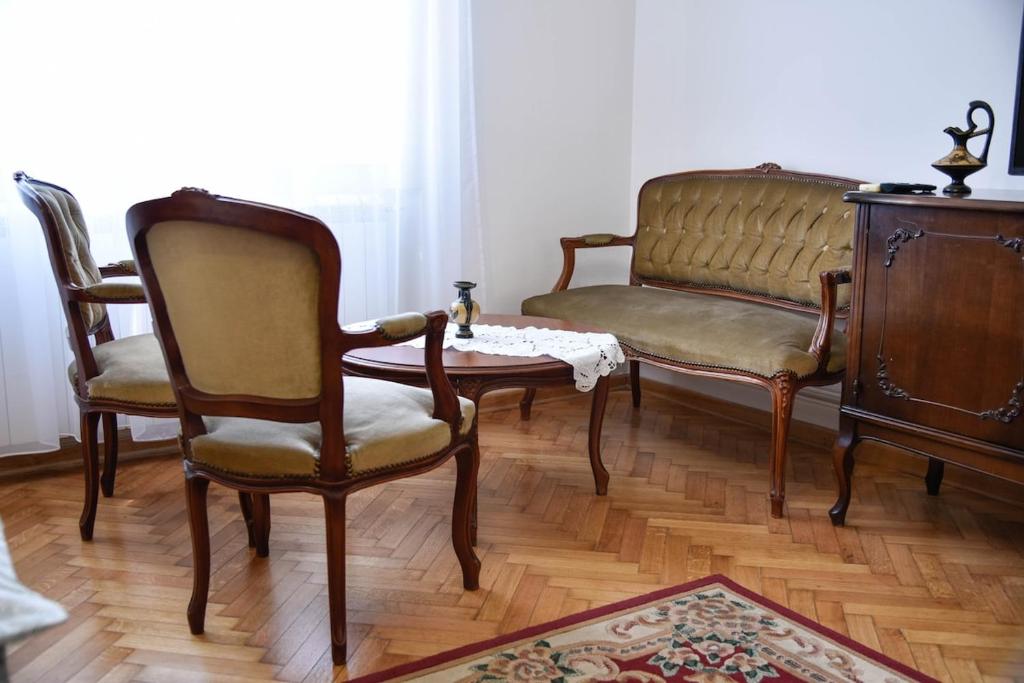 Cozy Vintage City Center - 4