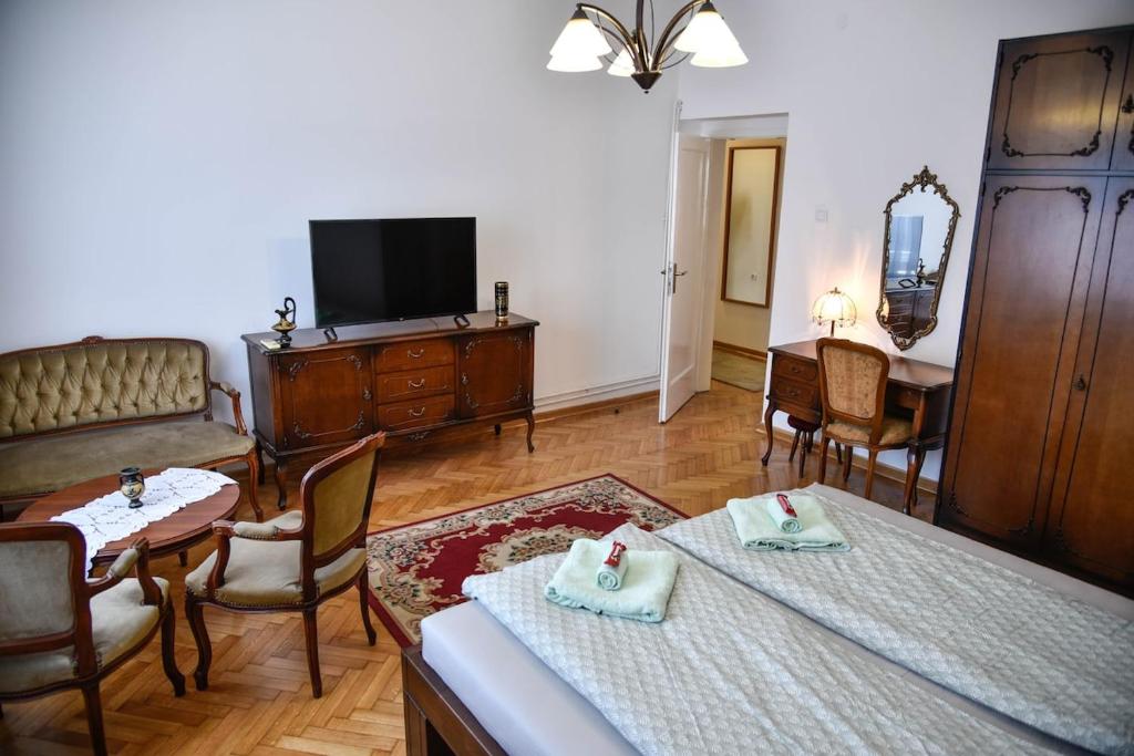 Cozy Vintage City Center - 3