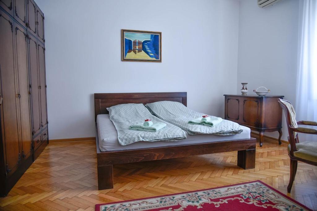 Cozy Vintage City Center - 2