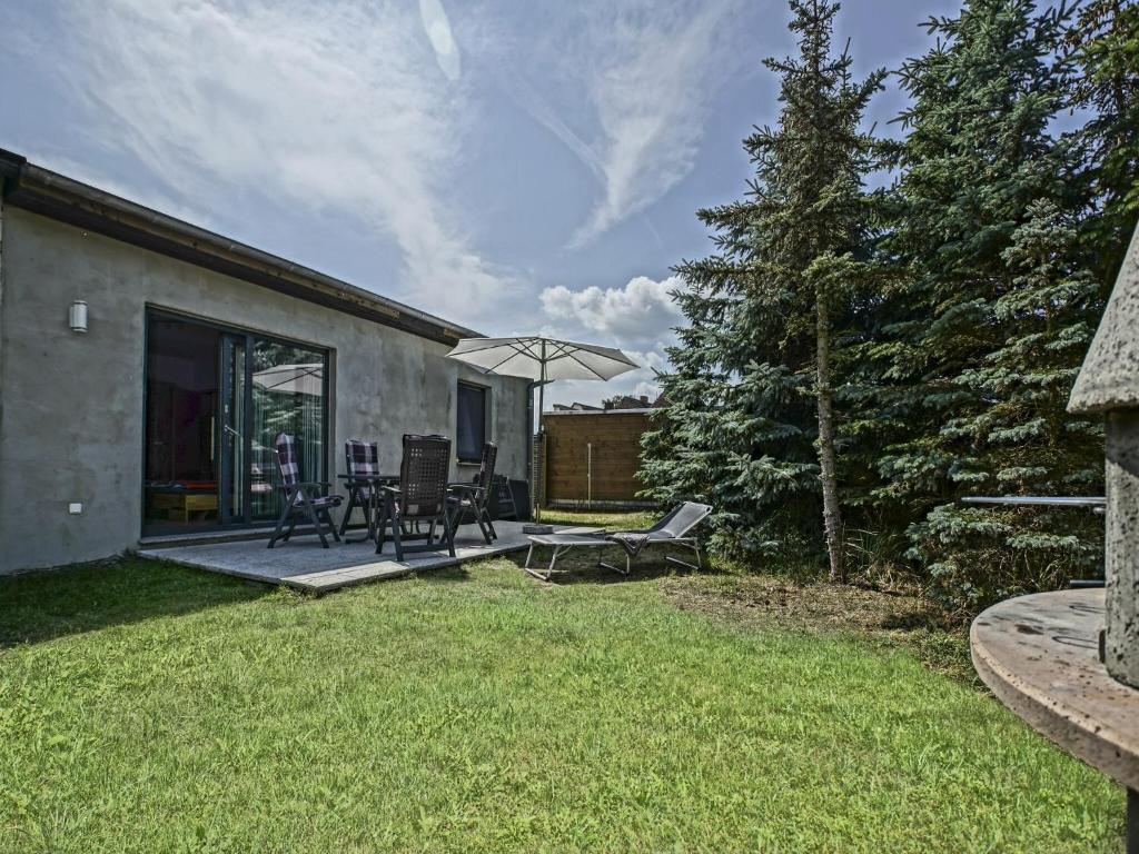 Ground-floor apartment with terrace and large garden with lounge area and grill, Mönkebude