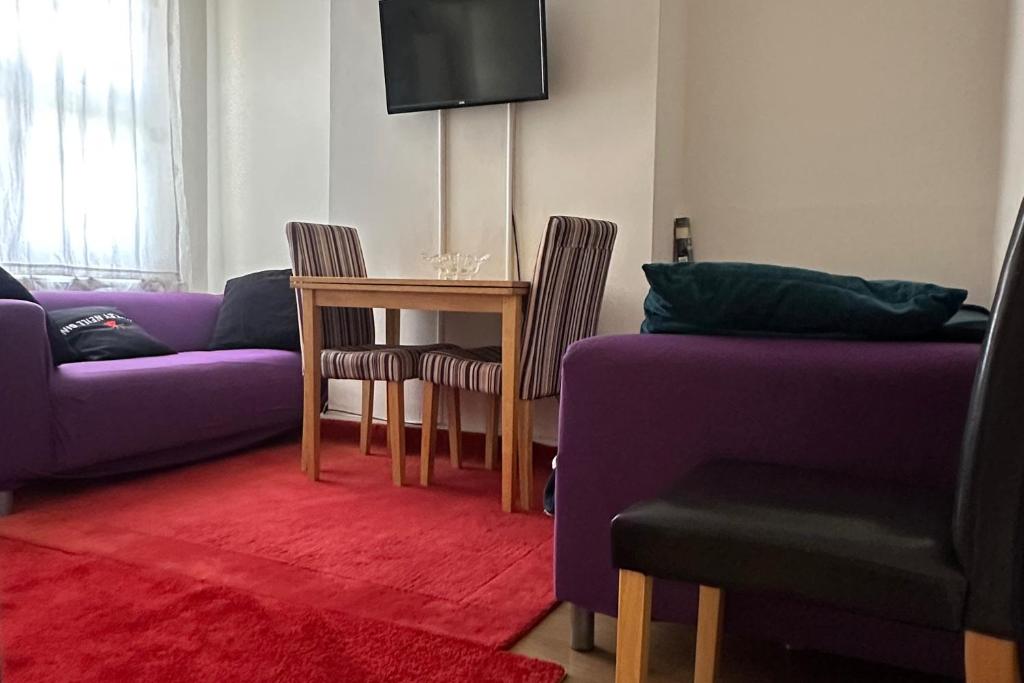 Curzon St - 4 Beds Sleeps 7 with Street Parking, Reading