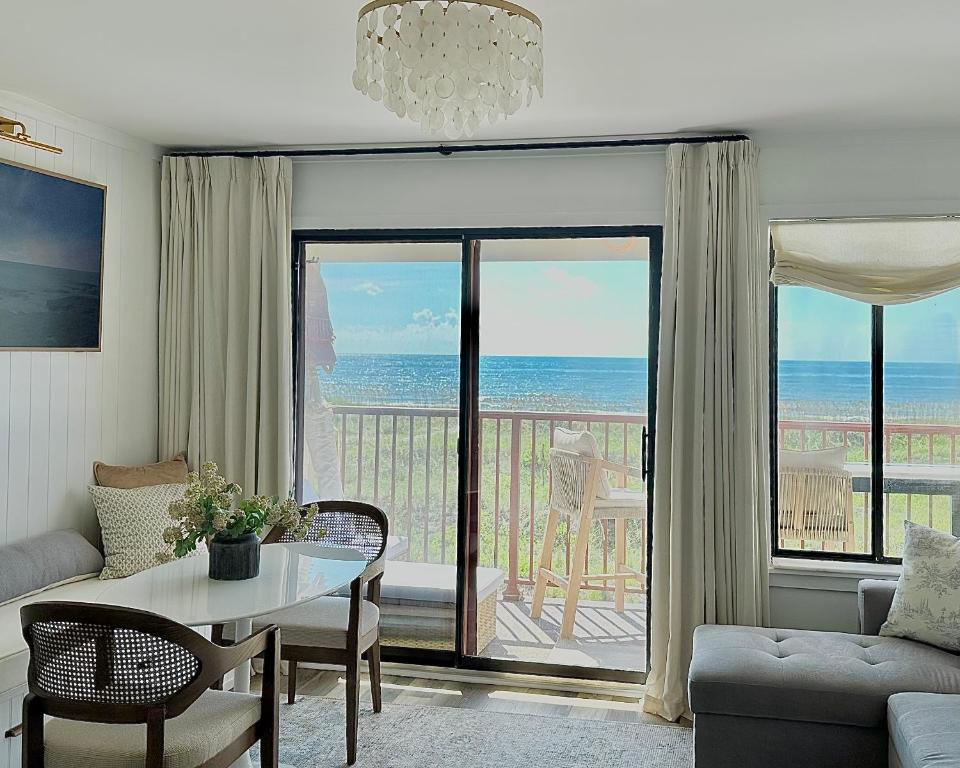 Direct Luxury Oceanfront - On The Beach! Amazing Sunrises, 2 Pools & Bar!, Hilton Head Island