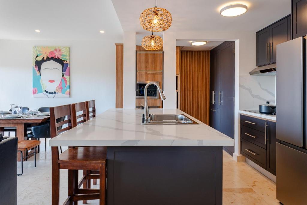 Elements Penthouse 23 condo - 4