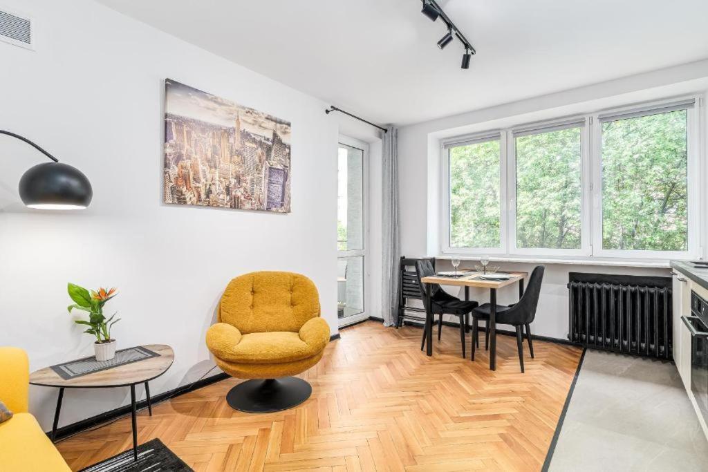 Złota 77 by NYX Apart, Skorka