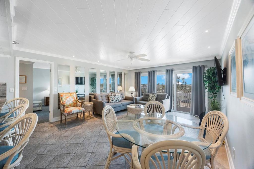 Steps to the Sand | Bright Updated 2BR/2BA Beachfront Complex, St Pete Beach