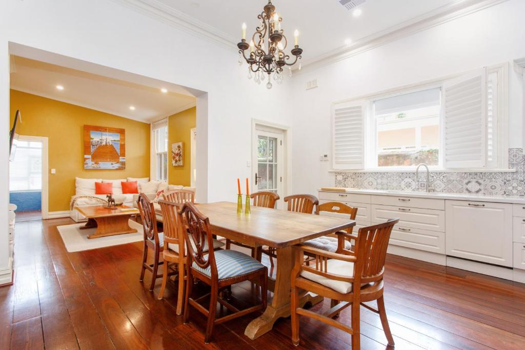 Secret on Suffolk - Chic Fremantle home, Fremantle