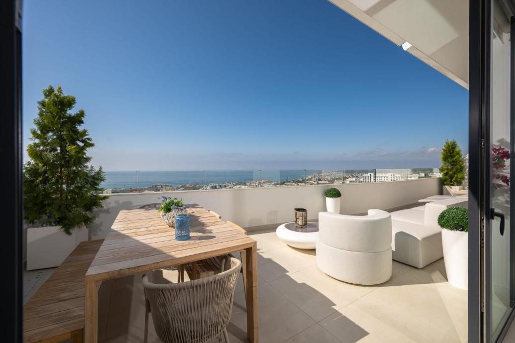 Luxury Penthouse with Panoramic Sea Views in Higuerón West - 3