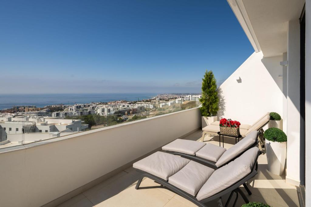 Luxury Penthouse with Panoramic Sea Views in Higuerón West - 4