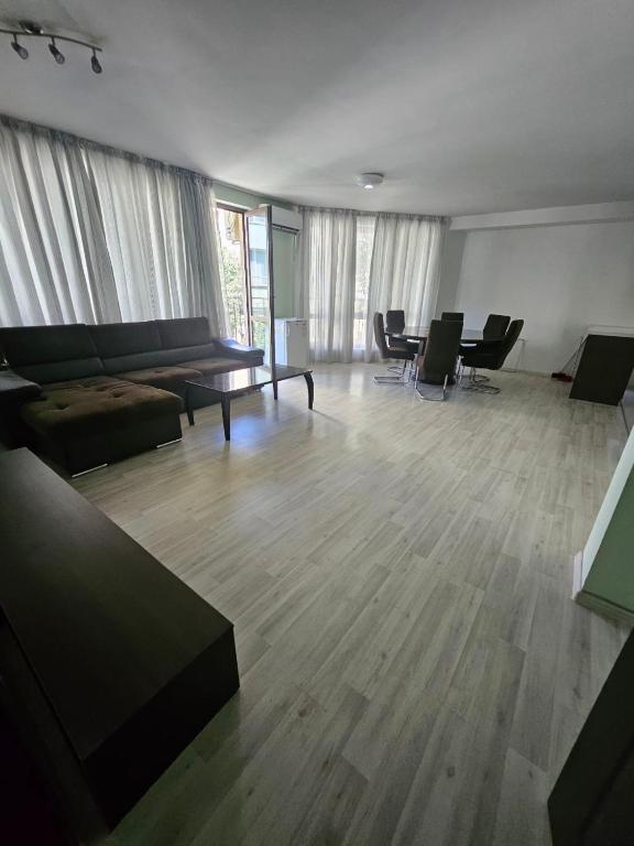 Acrux 12, Varna City