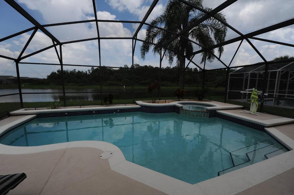 Serene Waterside Getaway, Kissimmee