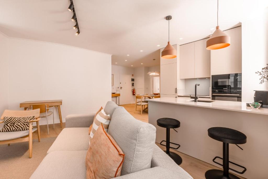 AD2 Renovated Charm in Prime Location with AC, Lisbonne
