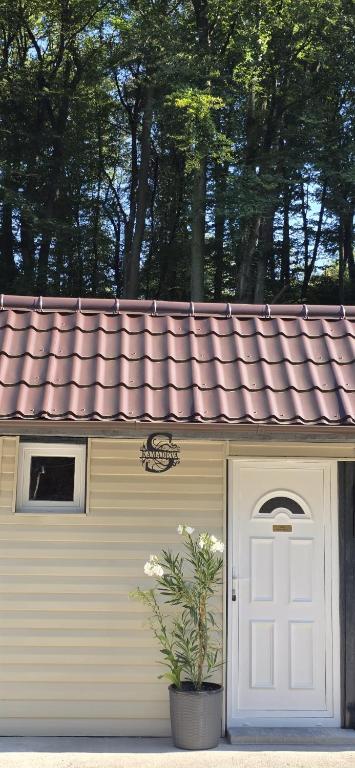 Studio kamadeva, Deva