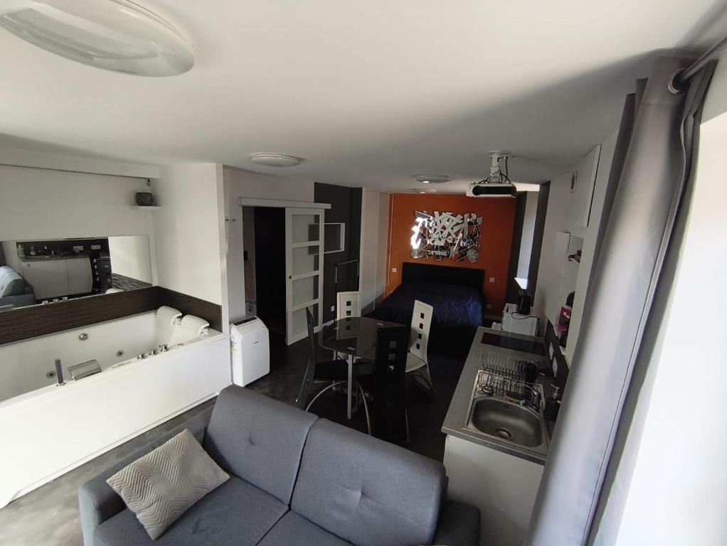 Studio meublé à proximité de la sortie d'autoroute de Feurs, Poncins